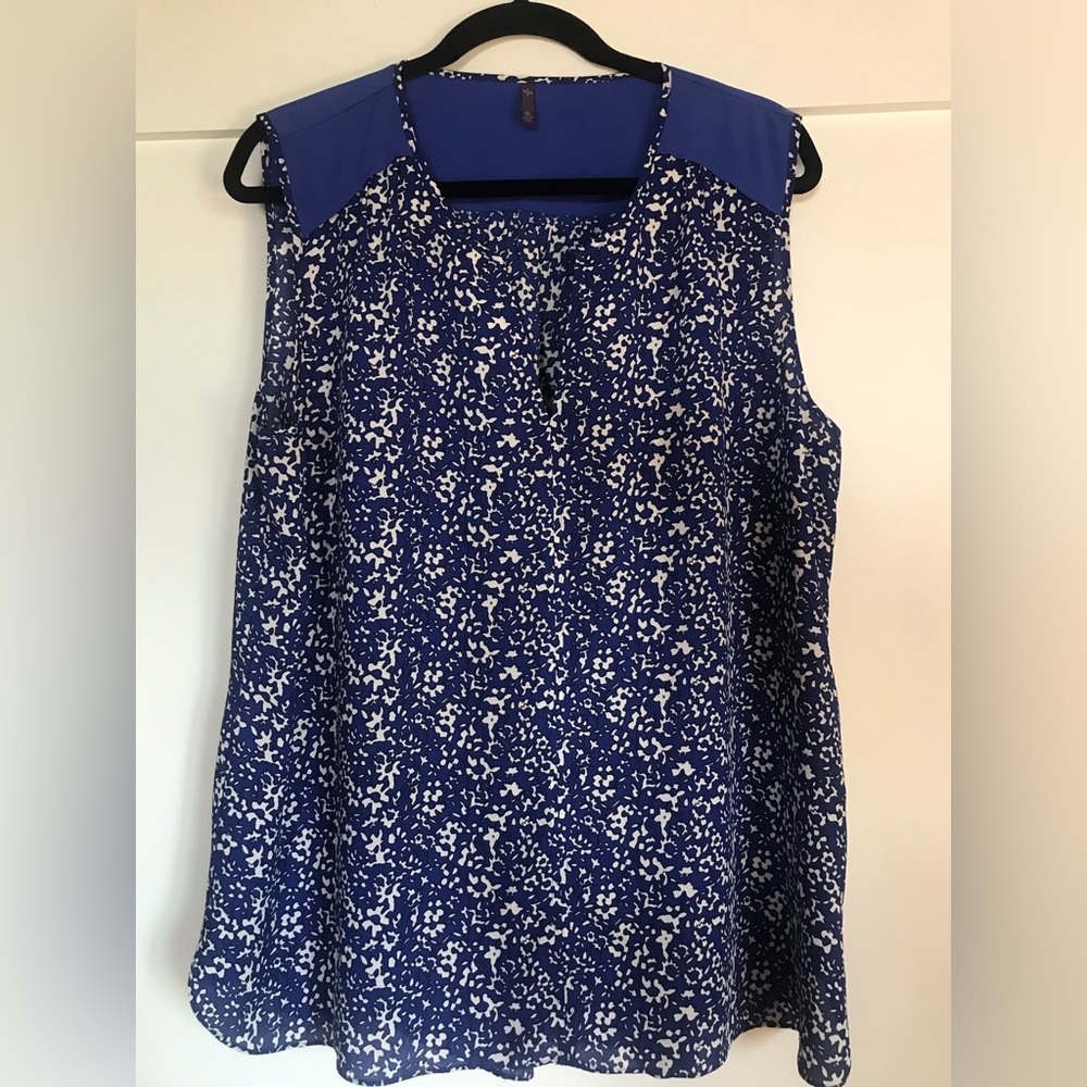 NYDJ blue & white, black outlined sleeveless Vneck blouse-size XL